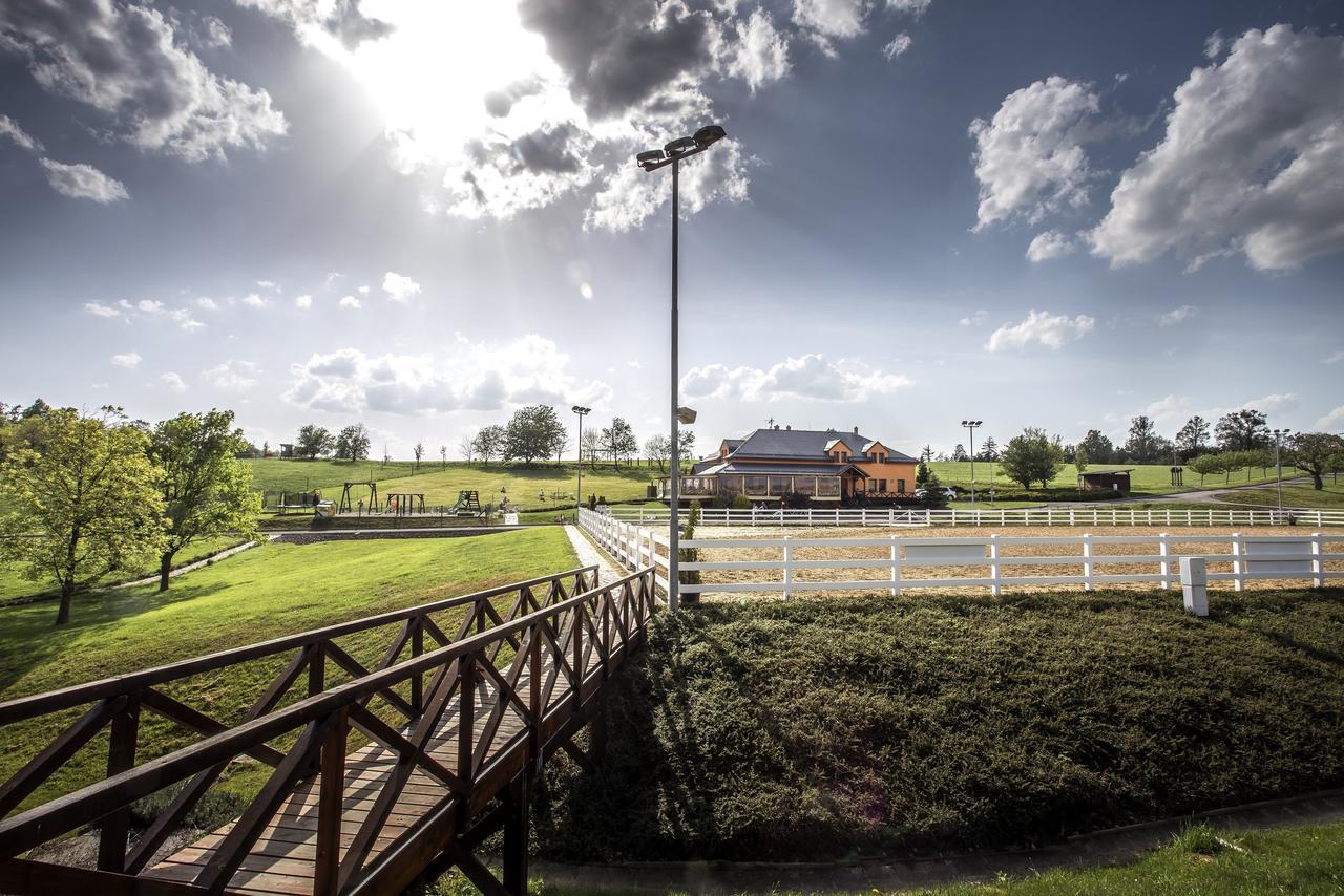 Hotel Horse Riding - Jezdecký Areál Tršice Buitenkant foto