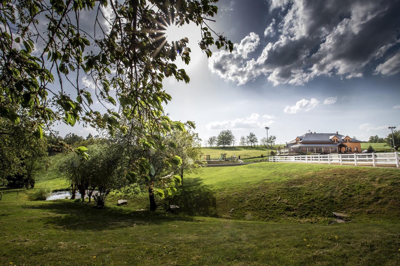Hotel Horse Riding - Jezdecký Areál Tršice Buitenkant foto