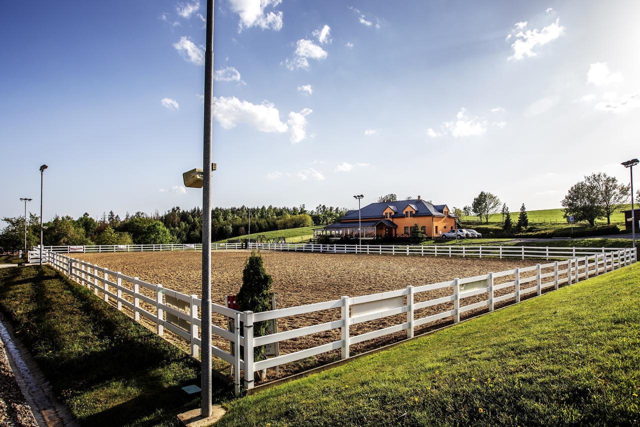 Hotel Horse Riding - Jezdecký Areál Tršice Buitenkant foto