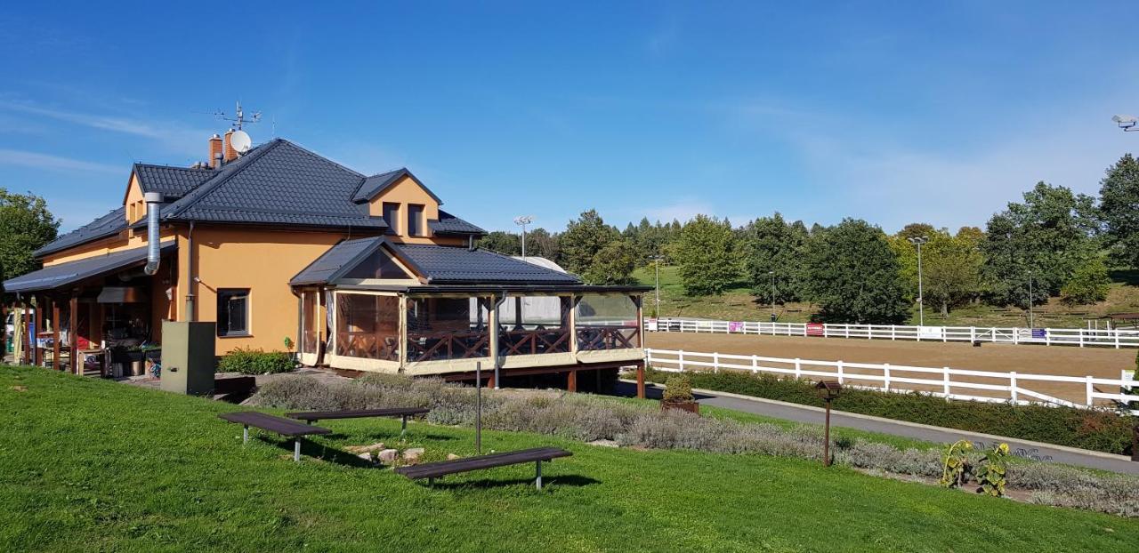 Hotel Horse Riding - Jezdecký Areál Tršice Buitenkant foto