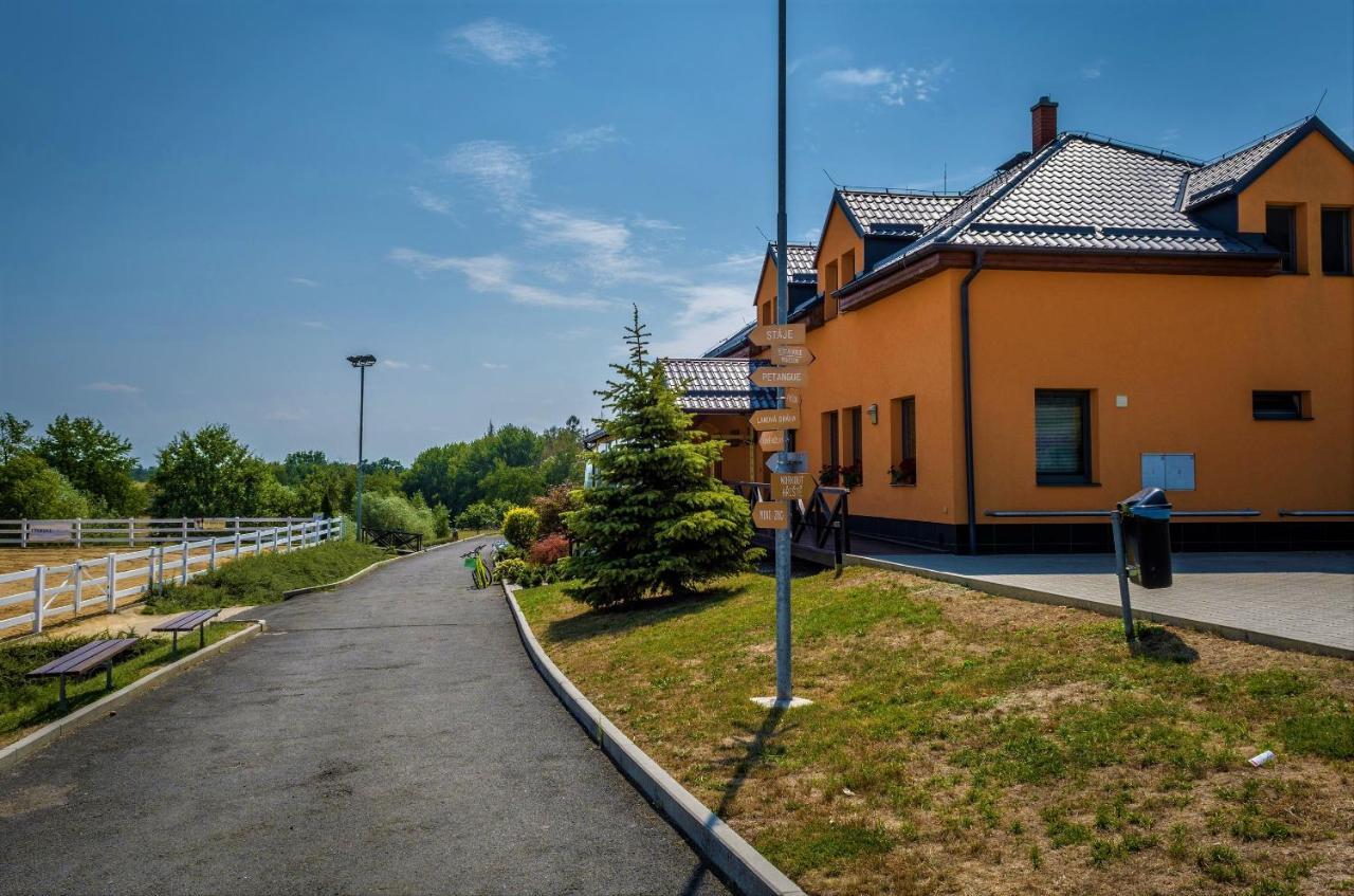 Hotel Horse Riding - Jezdecký Areál Tršice Buitenkant foto
