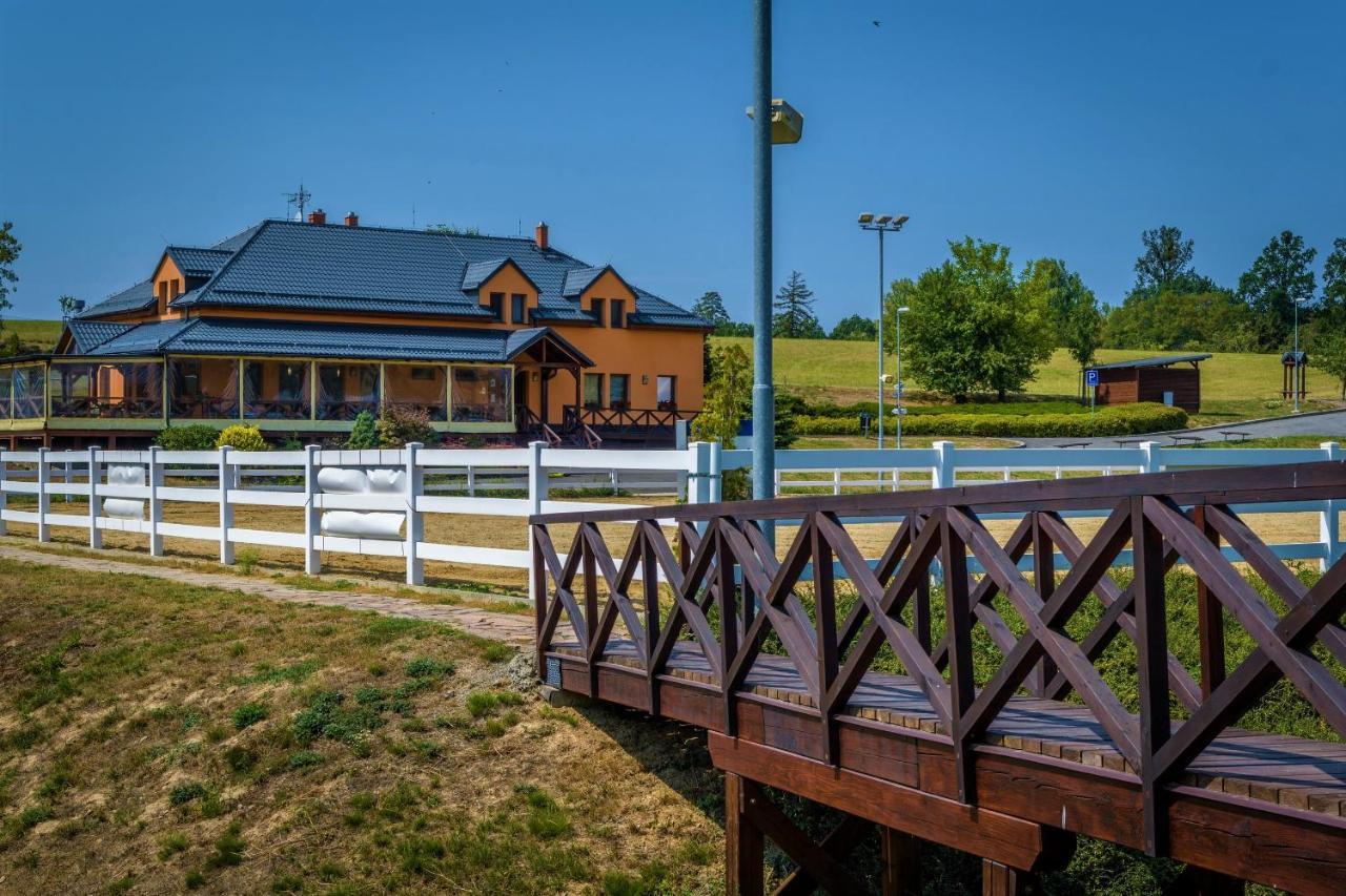 Hotel Horse Riding - Jezdecký Areál Tršice Buitenkant foto