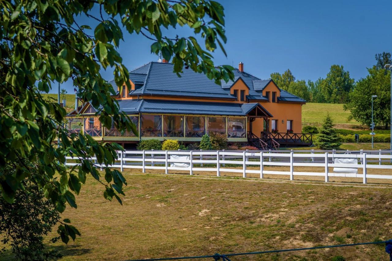 Hotel Horse Riding - Jezdecký Areál Tršice Buitenkant foto